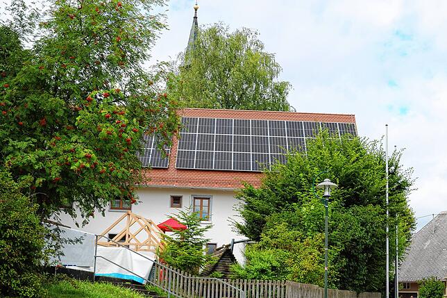 Auf dem Dach des Rathaus/Kindergarten Hubertshofen hat die Stadt 2021 eine PV-Anlage umgesetzt.