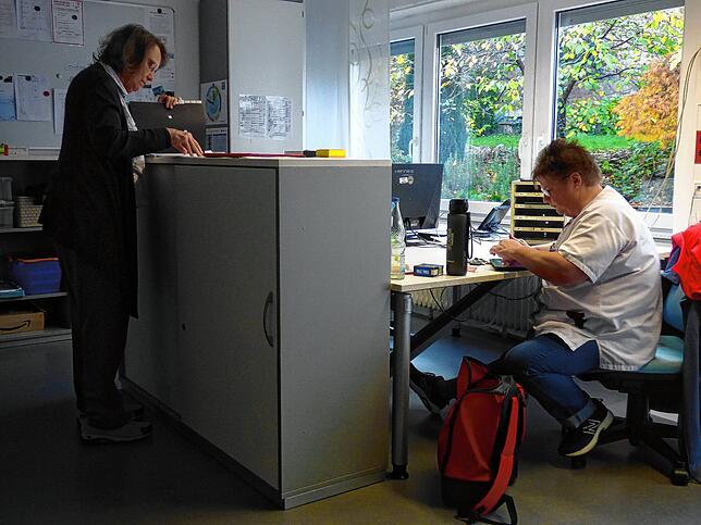 Die Vielzahl der Aufgaben bei der Sozialstation St. Martin in Bad Säckingen muss von den Mitarbeitern exakt geplant werden. Hier (v.l.) ...