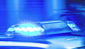 Ein Streifenwagen der Polizei ist mit Blaulicht im Einsatz. Hier ein Symbolbild.