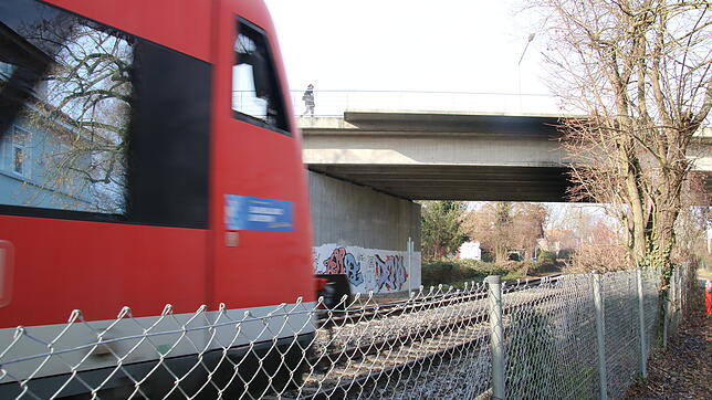 Die Stahlelemente werden erst später geliefert, also wir die Konstanzer Brücke in Radolfzell später saniert.
