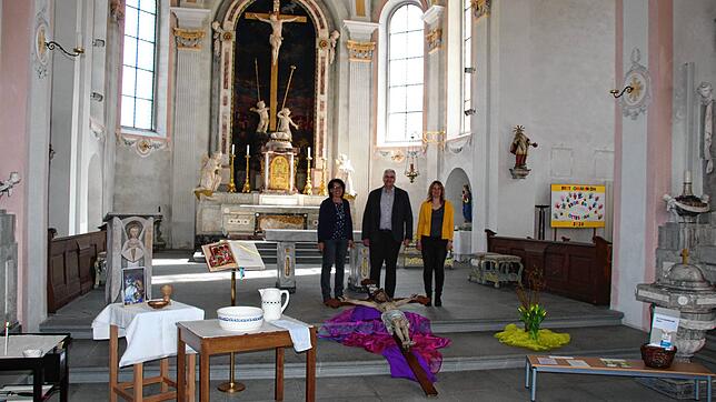 In den Kirchen der Seelsorgeeinheit Eggingen-Stühlingen Heilig Kreuz bereiten die Mesner eine Ausstellung für die Karwoche vor. Von ...
