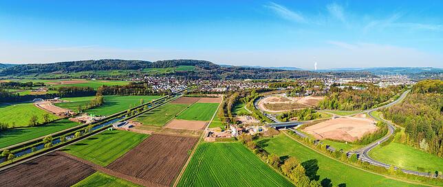 Luftaufnahme von der Umfahrung Oberlauchringen von der Anschlussstelle Lauchringen der A98 (rechts) in Richtung Klettgau.