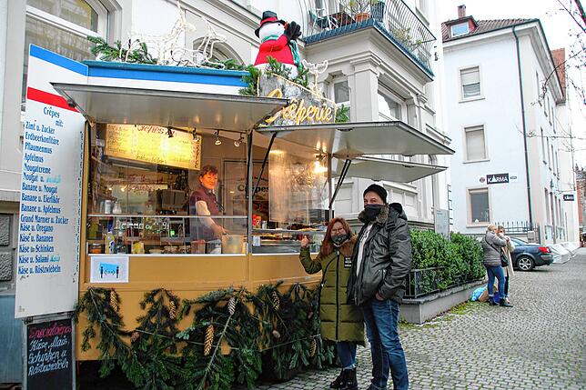 Bild 6: Auch ohne Weihnachtsmarkt eine süße Erinnerung an bessere Zeiten: Michaela Wussow verkauft seit 34 Jahren in Konstanz Crêpes &ndash; ihr Stand steht jetzt in der Sigismundstraße