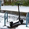 E-Scooter fahren macht auch im Winter Spaß. Nur &ndash; ees gibt auch Unfälle, mit teils schlimmen Folgen wie in Villingen. Unser Bild ...