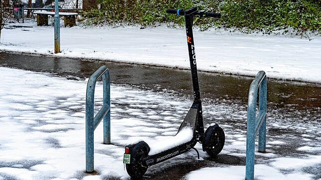 E-Scooter fahren macht auch im Winter Spaß. Nur &ndash; ees gibt auch Unfälle, mit teils schlimmen Folgen wie in Villingen. Unser Bild ...