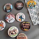 Diese Eintritts-Buttons erinnern an vergangene Fastnachtszeiten der Rietvögel.