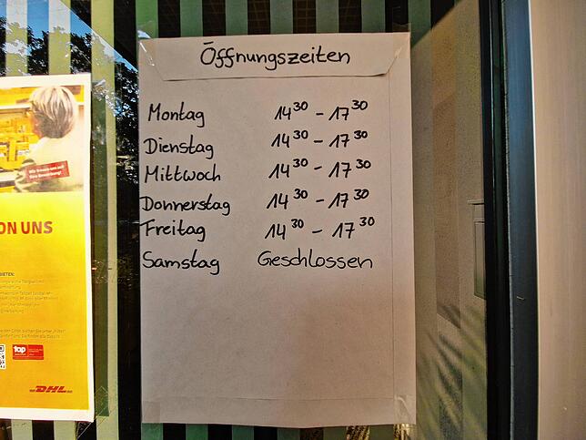 Ab Mitte Juni 2023 hängen handgeschriebene Öffnungszeiten an der neuen Post in der Widerholdstraße aus. Inzwischen hat die Filiale auch ...