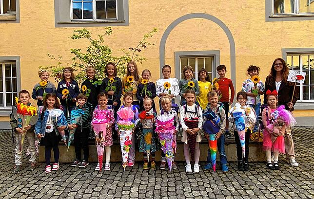Jetzt geht‘s los – Klassenlehrerin Susanne Weinrich bringt ihren Erstklässlern Lesen, Rechnen und Schreiben bei.