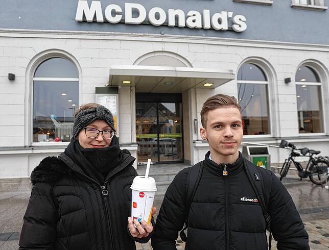McDonald‘s ist vor Gericht gescheitert. Manche Kunden sind zwiegespalten. „Die Verpackungssteuer hat Vor- und Nachteile“, finden ...