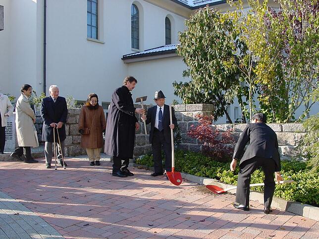 Im Jahr 2003 pflanzte die japanische Delegation gemeinsam mit dem Bürgermeister Thomas Fechtig im Beisein von Karl Sternadl (Zweiter von ...
