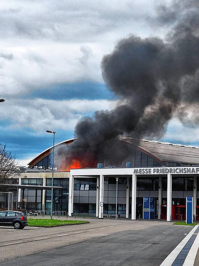 Bild 8: Feuer auf Messegelände! So dramatisch war der Einsatz der Feuerwehr in Friedrichshafen