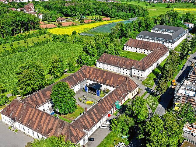 Der mittlere Kasernenbau soll zum Bildungsstandort werden. Links davon ist das ebenfalls noch nicht sanierte Kulturhaus Caserne, rechts ...