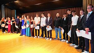 Die Schüler der Klassen 9a und 9b mit Franziska Schreiber und Jan Vogtmann nach der Zeugnisausgabe. Fotos: Gerd Jerger