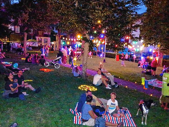 Picknick im Park: Beim Todtmooser Lichterfest machten es sich einige Gäste auf dem Rasen gemütlich und genossen den Lichterglanz.