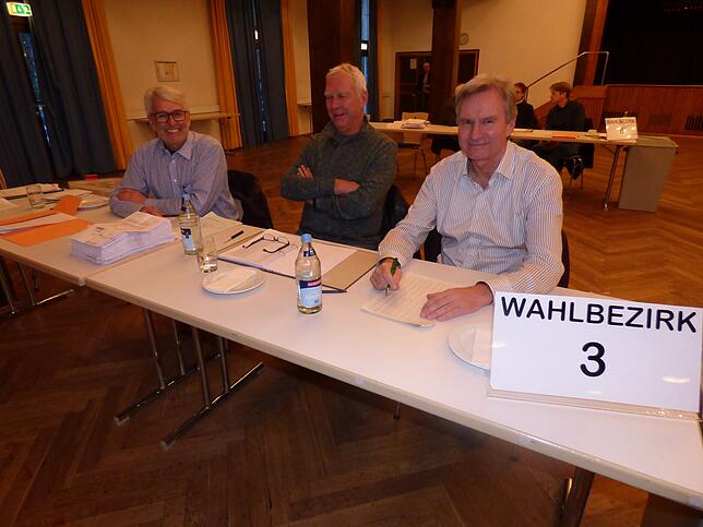 Die Wahlhelfer Manfred Fischer, Roland Hepting und Reinhard Baumgärtner (von links) sind mit der Wahlbeteiligung in Wahlbezirk 3 zufrieden.