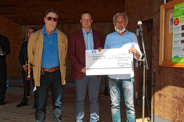 Gerd Gienger (rechts) vom Seniorenrat mit einem Spenden-Scheck über 500 Euro, den er vom Präsidenten der Rotarier Villingen-Schwenningen ...