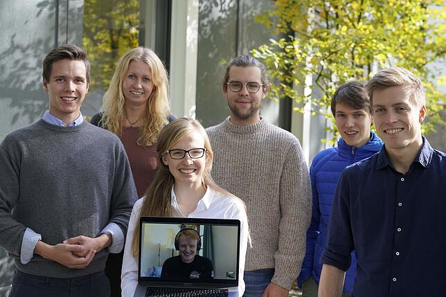 Die Gründer der Corona-School: (von Links nach rechts) Christopher Reiners, Rosa Kreider, Maria Matveev, Paul Renger (Laptop), Lukas ...