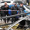Menschen in Kiew schauen sich die Reste einer Bombe an, die hinter Absperrband liegt. Kiews Bürger wurden vom Lärm der Bomben auf die ...