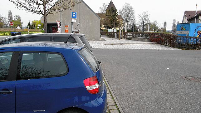 Die Gemeinde Reichenau will, dass Autofahrer in Oberzell auf dem bewirtschafteten Parkplatz parken &ndash; so wie im Bild &ndash; und ...