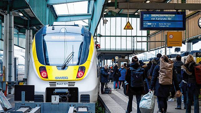 Ein Zug der SWEG in Stuttgart. Lokführer der GDL streiken erneut