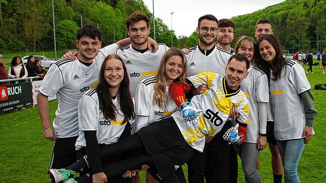 Viel Spaß hatten die 48 Gruppen beim Elfmeter-Schießen am ersten Festtag des Fußball-Jubiläumsfestes in Weizen. Über Stunden hatten sie ...