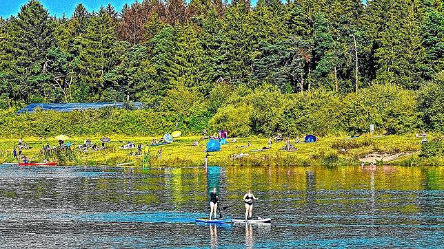 Freizeitbetrieb am Abend. Am Mittwoch, 28. August, ist am Hüfinger Riedsee viel los. Ob dieser Teil der Riedseen zum Badesee erhoben ...