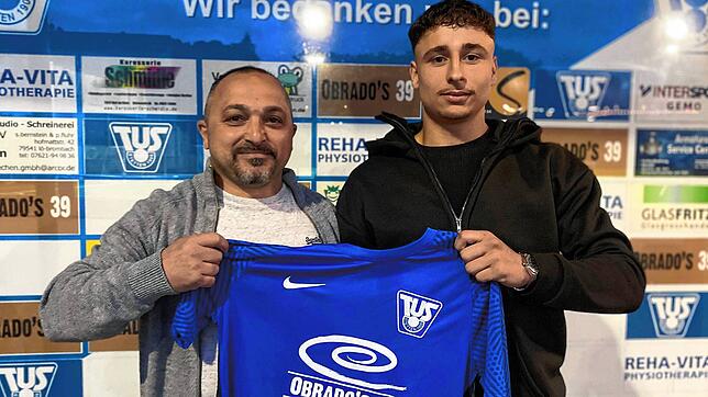 Neu in der Tullastraße: Sportchef Franco Viteritti (links) begrüßt den vom SV Weil zum TuS Stetten wechselnden Abdelbari Benai.