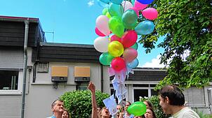 Wünsche und Dankesworte der Mitarbeiter steigen beim Jubiläumsfest der Caritas-Werkstätten in Wallbach an Ballons gebunden in den ...