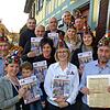 Der 64. Jahrgang der Markdorfer Narrenzeitung Ochsenbachkurier ist raus. Vorne (von links): Annika Rössler mit Sohn Felix, Bettina ...