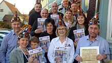 Der 64. Jahrgang der Markdorfer Narrenzeitung Ochsenbachkurier ist raus. Vorne (von links): Annika Rössler mit Sohn Felix, Bettina ...