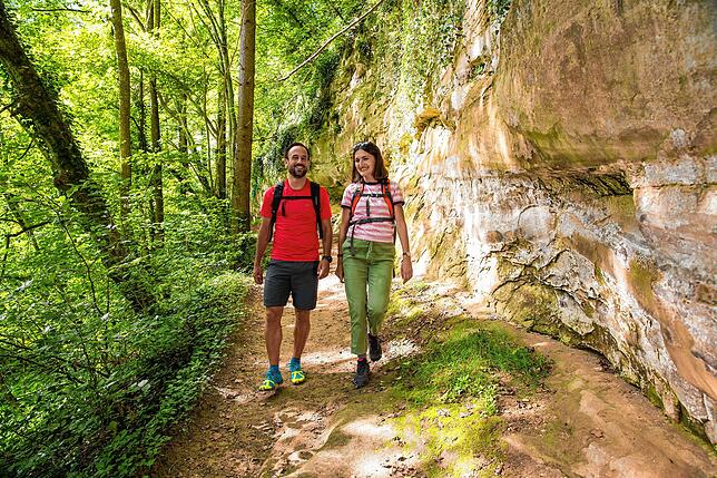 Rina Sefa und Jens Kluzik im Aachtobel mit den ockergelben Felswänden.