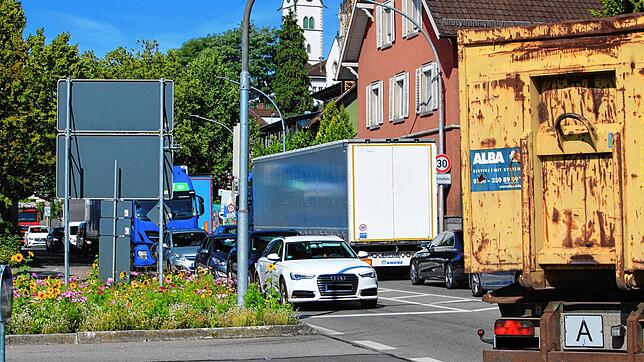 Das Motiv vom September 2019 zeigt den Teil eines Riesenstaus in Markdorf. Verkehr wurde wegen Bauarbeiten auf der B&nbsp;31 durch die ...