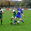 Tordrang: Fabian Baumann (rechts) kommt beim 1:0 des FC Weizen im Spitzenspiel gegen den SV Waldhaus zum Schuss. Arne Bindert (links) ...