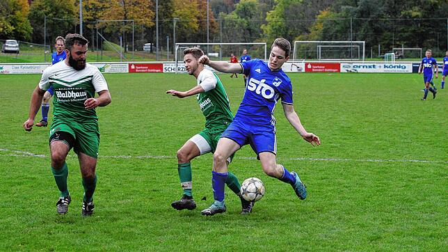 Tordrang: Fabian Baumann (rechts) kommt beim 1:0 des FC Weizen im Spitzenspiel gegen den SV Waldhaus zum Schuss. Arne Bindert (links) ...