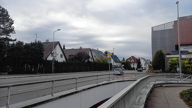 Die B 31-alt, hier ein Abschnitt der Zeppelinstraße, wird kaum noch befahren. Hier gilt seit einigen Wochen überwiegend Tempo 30. ...