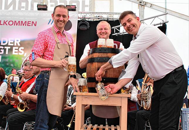 Bürgermeister Stefan Keil, Andreas Fritschi, Präsident des Musikvereins Orsingen, und Ralf Futterknecht (von links), der später als ...