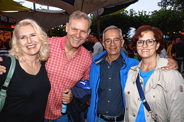 Bild 2: Die Gäste feiern beim Stadtgartenfest: Hier sind die Fotos vom ersten Abend