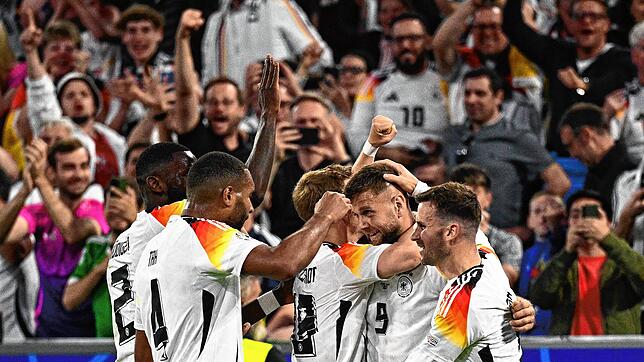 Deutsche Jubeltraube: Mit einem 5:1-Sieg gegen Schottland erwischt die deutsche Nationalmannschaft einen starken Start in die Heim-EM.