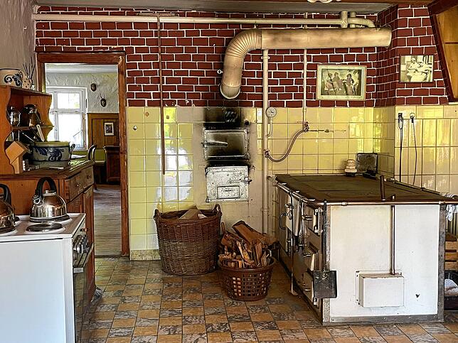 Blick in die alte Küche im Haupthaus. Der Holzbackofen soll trotz Küchenmodernisierung erhalten bleiben.