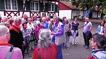 Interessiert lauschten die Besucher Lokalhistoriker Hermann Zitzlsperger, der Geschichten und Geschichte über zwei Wahrzeichen in ...