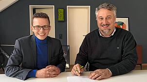 Die Tinte ist trocken: Vor Kurzem haben Bürgermeister Benjamin Mors (links) und Stefan Dittrich, Regionalvorstand der Johanniter, den ...