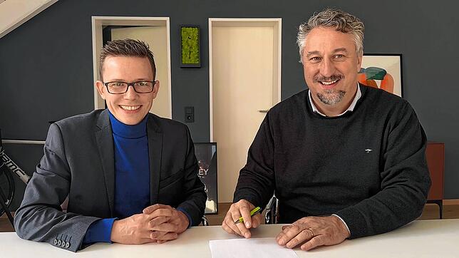 Die Tinte ist trocken: Vor Kurzem haben Bürgermeister Benjamin Mors (links) und Stefan Dittrich, Regionalvorstand der Johanniter, den ...