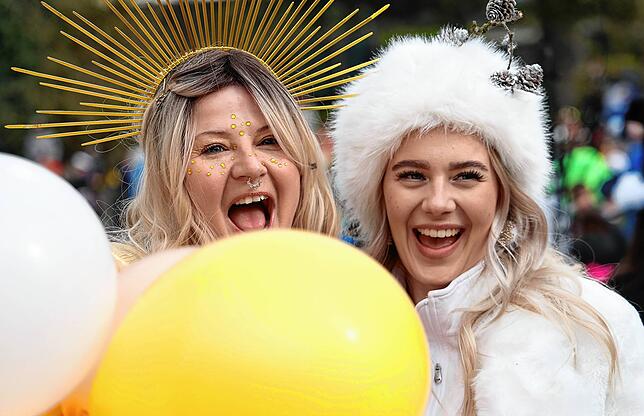 Bild 11: Fastnacht auf dem Schienerberg: Tausende feiern den Höriumzug mit kreativen Mottos