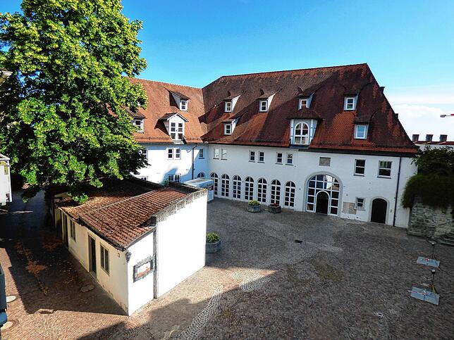 Für eine Hotelnutzung müsste nach Ansicht der Initiative einzig die Schlossscheuer, die nicht zum denkmalgeschützten Ensemble gehört, ...