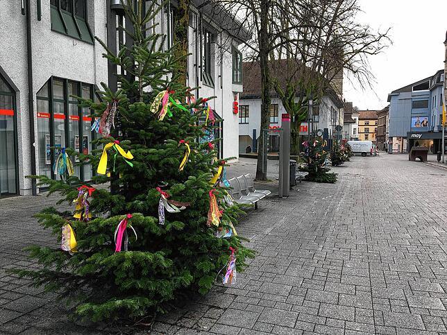 Die Weihnachtsbäume in der Steinbrückstraße in Bad Säckingen wurden mit Bändeln fasnächtlich dekoriert.