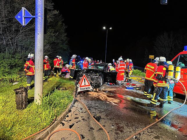 Die Feuerwehr musste mehrere Personen mit schwerem Gerät aus den verunfallten Autos schneiden.