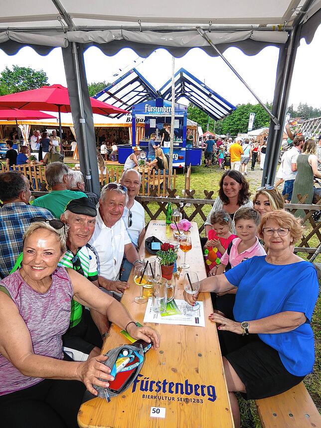 Bild 13: Festbeginn in Brigachtal: Viel Remmidemmi bei der 38. Auflage des Brigachtaler Dorffestes