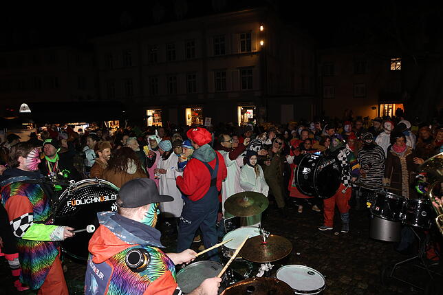 Bild 7: Schmotzige Dunschtig in Konstanz: Mäschgerle und Narren bevölkern die Stadt am Bodensee – alle Bilder!