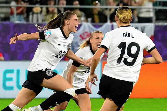 04.07.2025, Schweiz, St. Gallen: Fußball, Frauen: EM, Deutschland – Polen, Vorrunde, Gruppe C, 1. Spieltag, Deutschlands Jule Brand (l) ...
