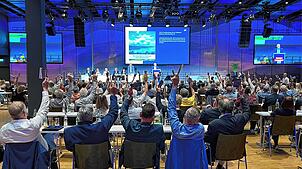 Alle Hände oben: Die Vertreterversammlung der Volksbank Konstanz votiert einstimmig für die Fusion mit Bodensee-Oberschwaben.